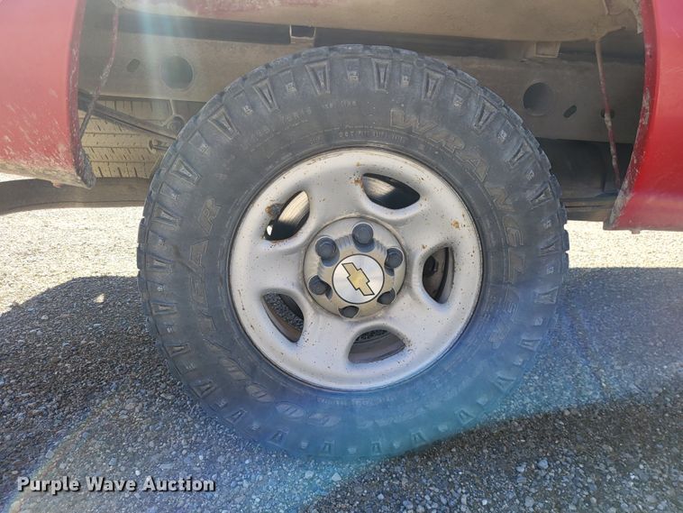 image for item LR9069 2004 Chevrolet Silverado 1500  pickup truck