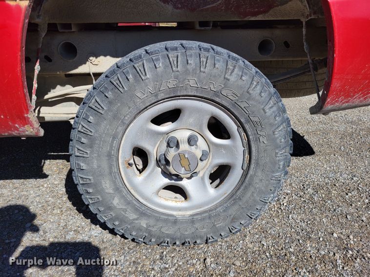 image for item LR9069 2004 Chevrolet Silverado 1500  pickup truck