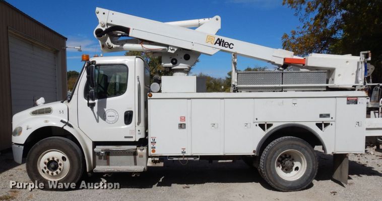 image for item LY9224 2005 Freightliner Business Class M2  bucket truck