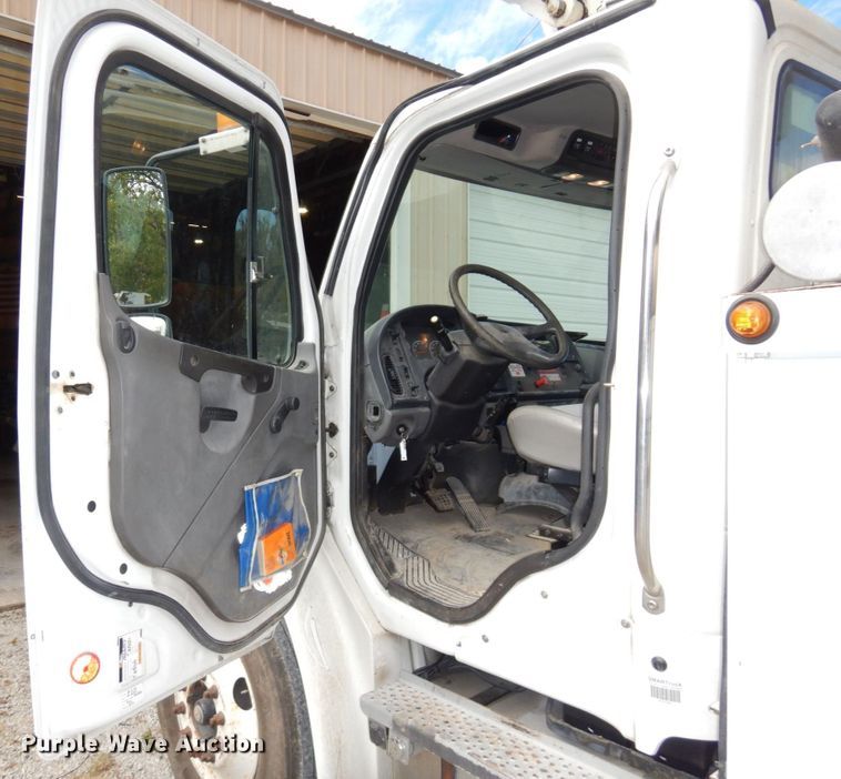 image for item LY9224 2005 Freightliner Business Class M2  bucket truck