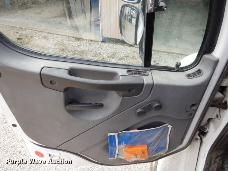 image for item LY9224 2005 Freightliner Business Class M2  bucket truck