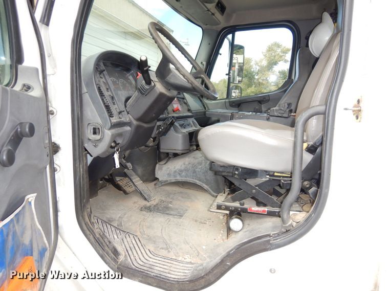 image for item LY9224 2005 Freightliner Business Class M2  bucket truck