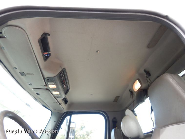 image for item LY9224 2005 Freightliner Business Class M2  bucket truck