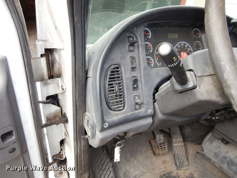 image for item LY9224 2005 Freightliner Business Class M2  bucket truck