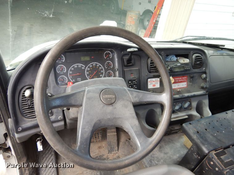 image for item LY9224 2005 Freightliner Business Class M2  bucket truck