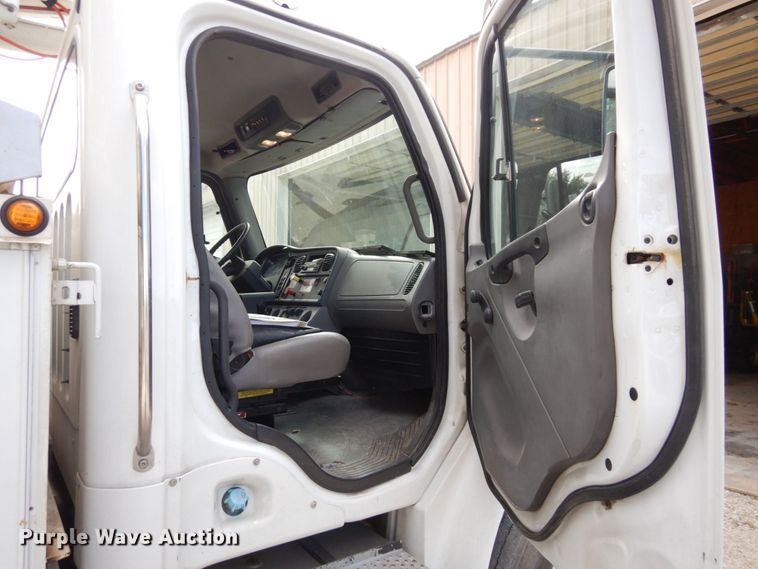 image for item LY9224 2005 Freightliner Business Class M2  bucket truck