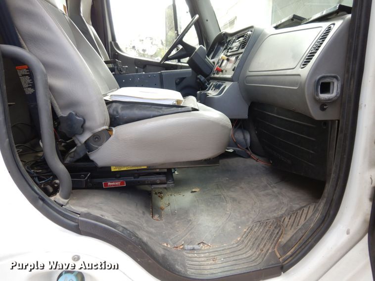 image for item LY9224 2005 Freightliner Business Class M2  bucket truck