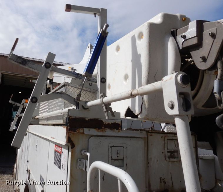 image for item LY9224 2005 Freightliner Business Class M2  bucket truck