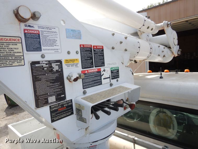 image for item LY9224 2005 Freightliner Business Class M2  bucket truck