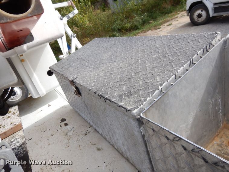 image for item LY9224 2005 Freightliner Business Class M2  bucket truck