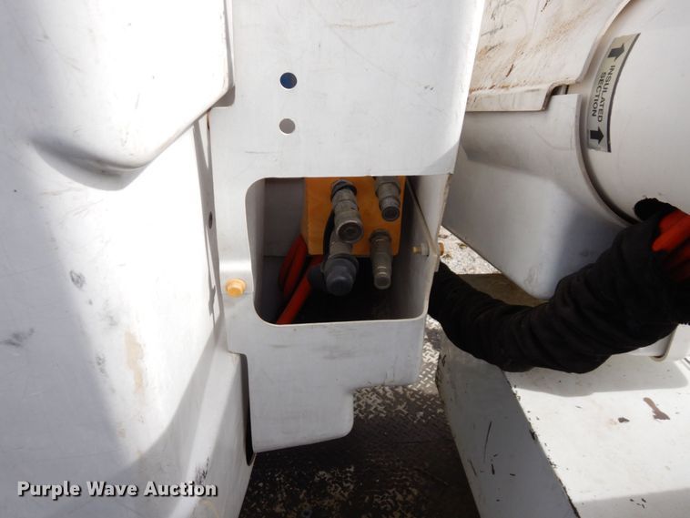 image for item LY9224 2005 Freightliner Business Class M2  bucket truck