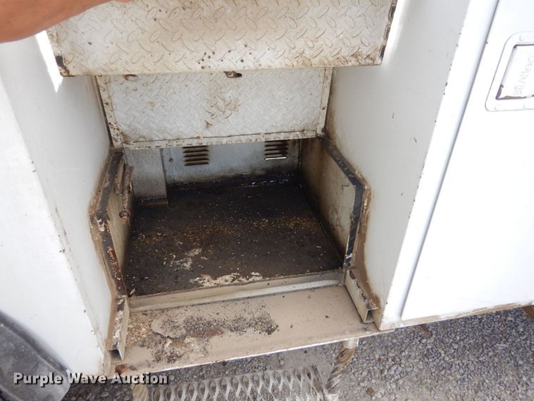 image for item LY9224 2005 Freightliner Business Class M2  bucket truck