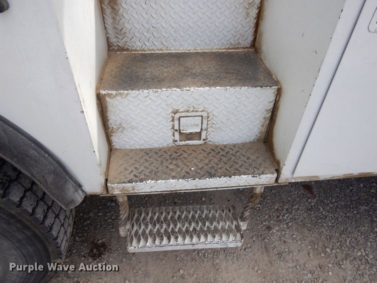 image for item LY9224 2005 Freightliner Business Class M2  bucket truck