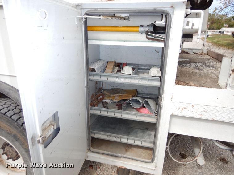 image for item LY9224 2005 Freightliner Business Class M2  bucket truck