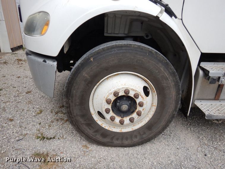 image for item LY9224 2005 Freightliner Business Class M2  bucket truck