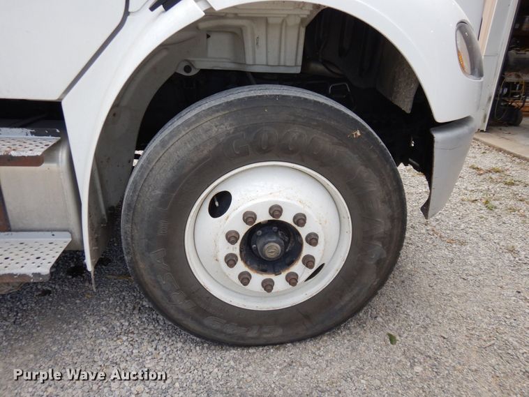 image for item LY9224 2005 Freightliner Business Class M2  bucket truck