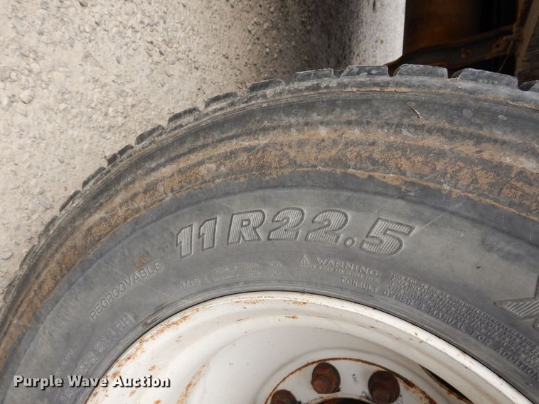 image for item LY9224 2005 Freightliner Business Class M2  bucket truck