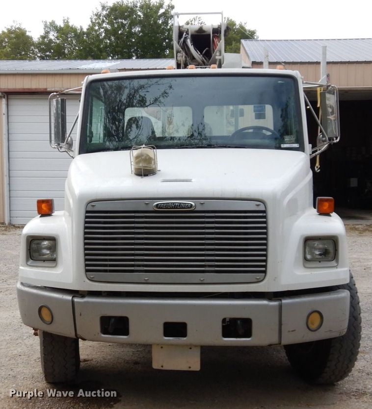 image for item LY9225 2001 Freightliner FL70  digger derrick truck