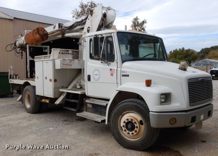 image for item LY9225 2001 Freightliner FL70  digger derrick truck