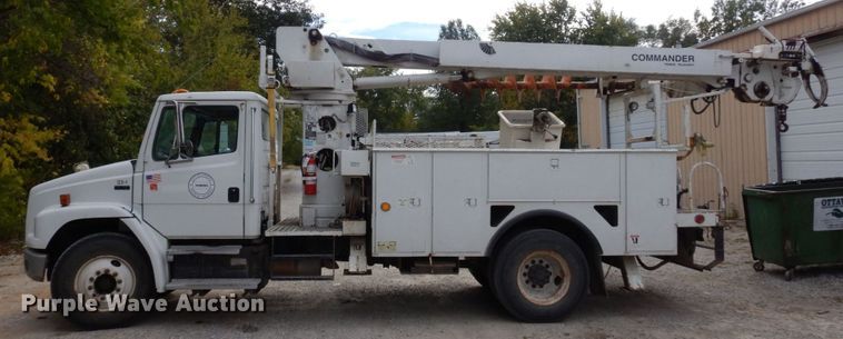 image for item LY9225 2001 Freightliner FL70  digger derrick truck