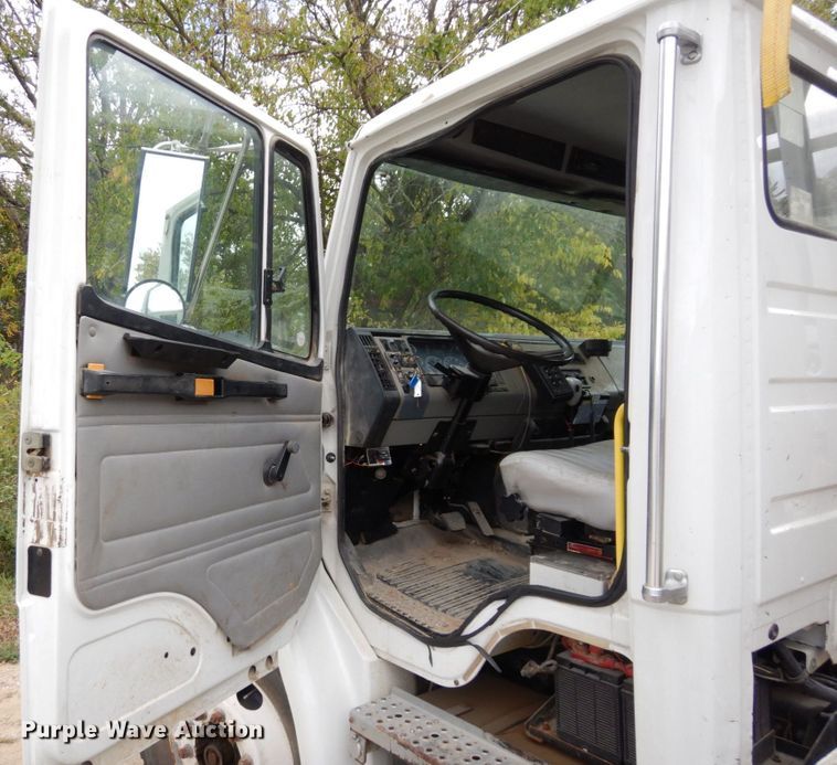 image for item LY9225 2001 Freightliner FL70  digger derrick truck