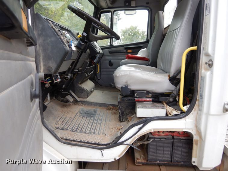 image for item LY9225 2001 Freightliner FL70  digger derrick truck