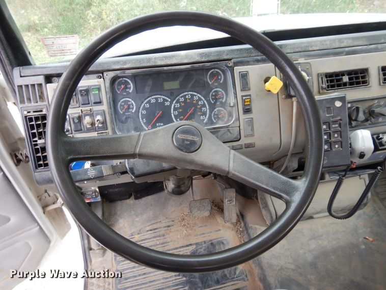 image for item LY9225 2001 Freightliner FL70  digger derrick truck