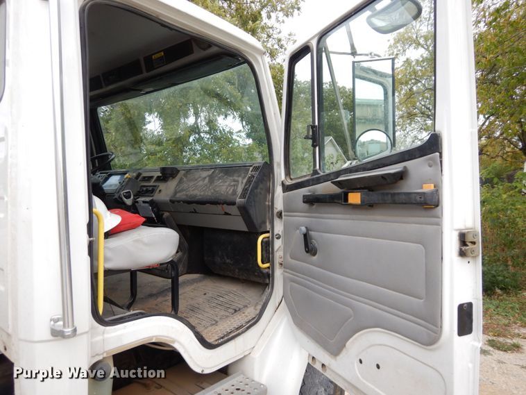 image for item LY9225 2001 Freightliner FL70  digger derrick truck