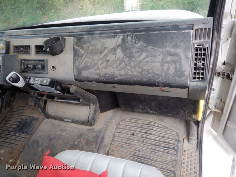 image for item LY9225 2001 Freightliner FL70  digger derrick truck