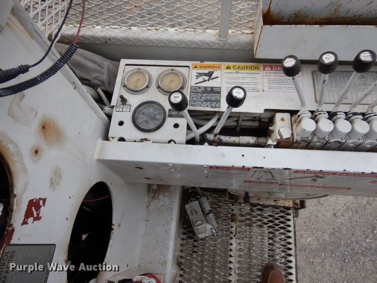 image for item LY9225 2001 Freightliner FL70  digger derrick truck