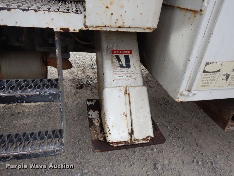 image for item LY9225 2001 Freightliner FL70  digger derrick truck