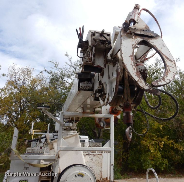 image for item LY9225 2001 Freightliner FL70  digger derrick truck