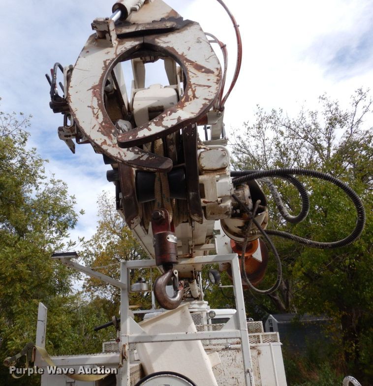 image for item LY9225 2001 Freightliner FL70  digger derrick truck