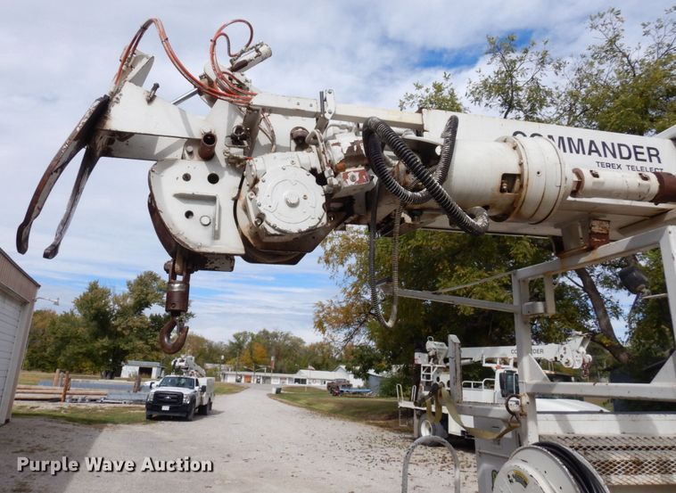 image for item LY9225 2001 Freightliner FL70  digger derrick truck