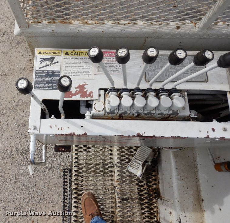 image for item LY9225 2001 Freightliner FL70  digger derrick truck