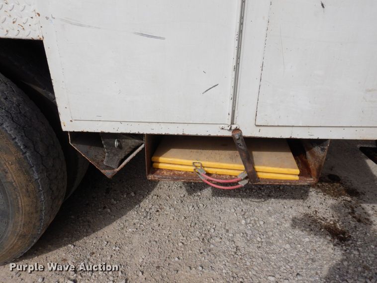 image for item LY9225 2001 Freightliner FL70  digger derrick truck