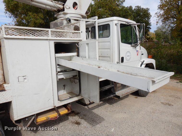 image for item LY9225 2001 Freightliner FL70  digger derrick truck