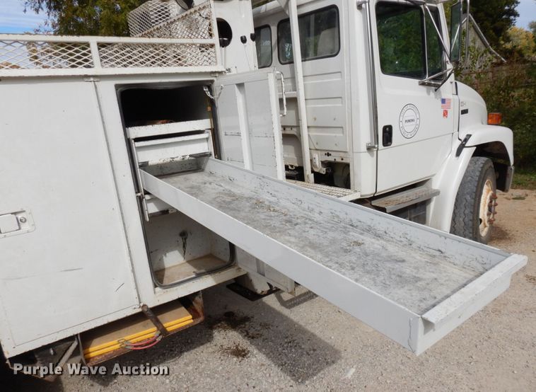 image for item LY9225 2001 Freightliner FL70  digger derrick truck