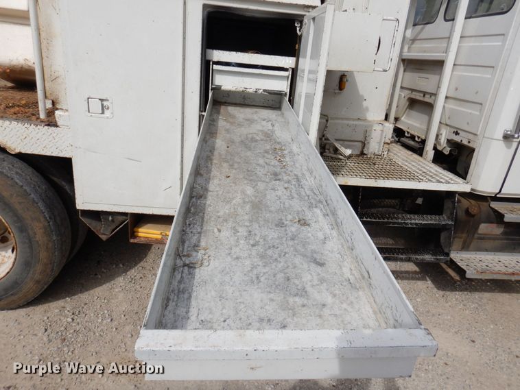 image for item LY9225 2001 Freightliner FL70  digger derrick truck