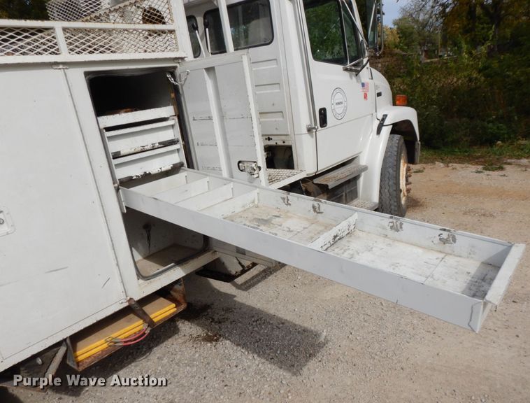 image for item LY9225 2001 Freightliner FL70  digger derrick truck