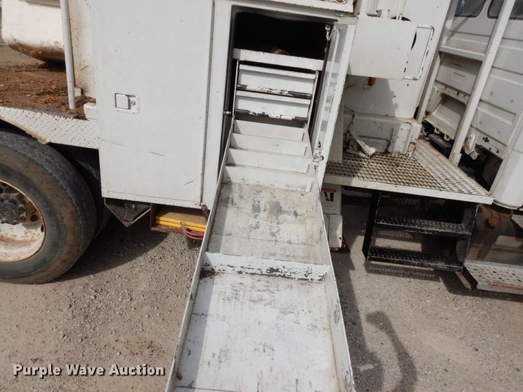 image for item LY9225 2001 Freightliner FL70  digger derrick truck