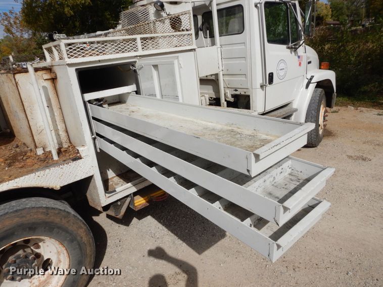 image for item LY9225 2001 Freightliner FL70  digger derrick truck