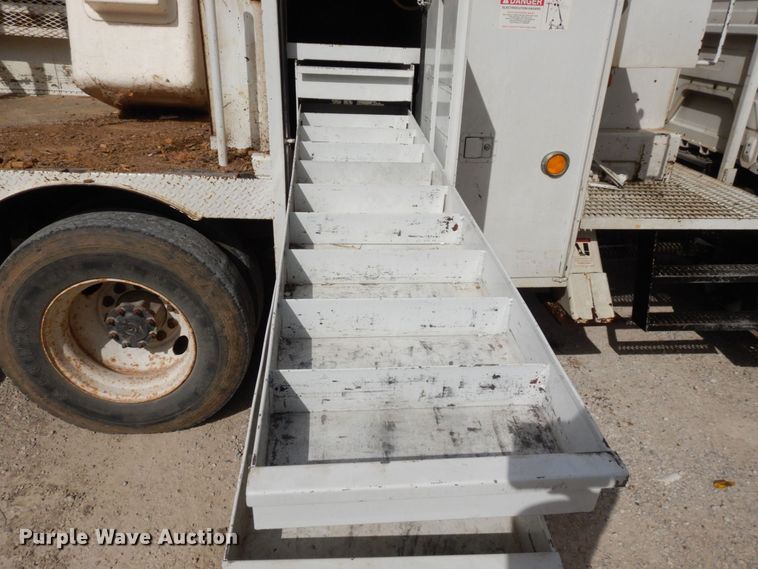 image for item LY9225 2001 Freightliner FL70  digger derrick truck