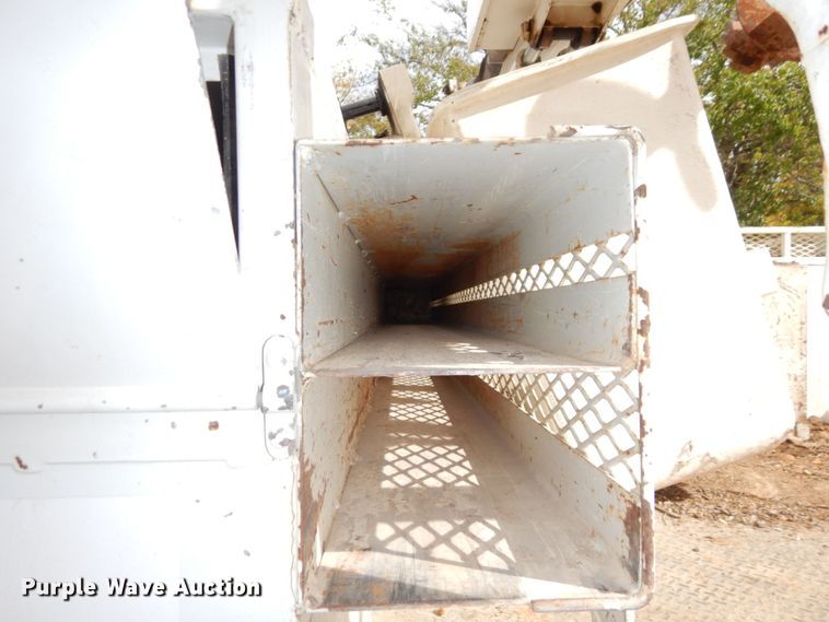 image for item LY9225 2001 Freightliner FL70  digger derrick truck