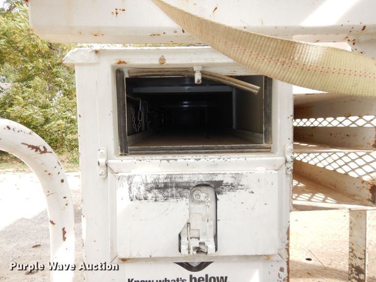 image for item LY9225 2001 Freightliner FL70  digger derrick truck