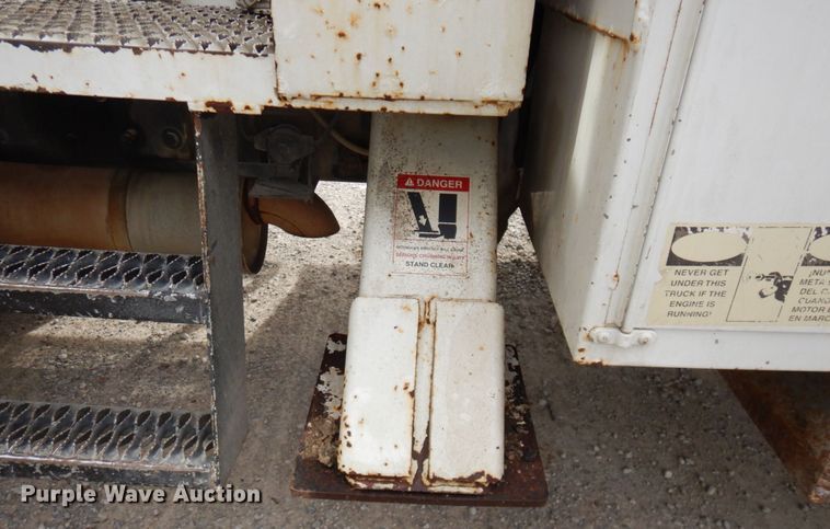 image for item LY9225 2001 Freightliner FL70  digger derrick truck