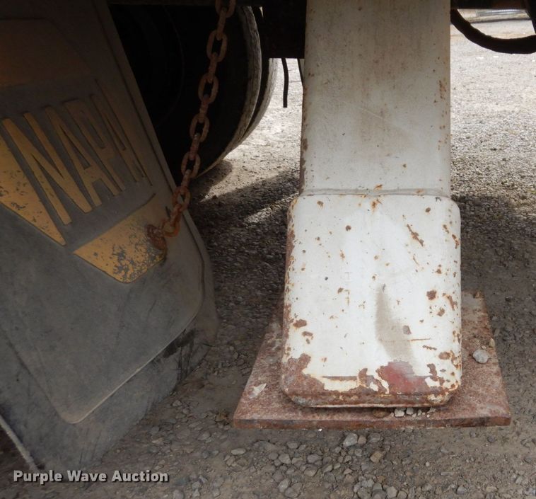 image for item LY9225 2001 Freightliner FL70  digger derrick truck