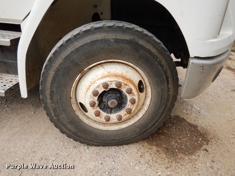 image for item LY9225 2001 Freightliner FL70  digger derrick truck