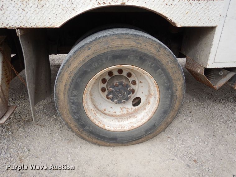 image for item LY9225 2001 Freightliner FL70  digger derrick truck