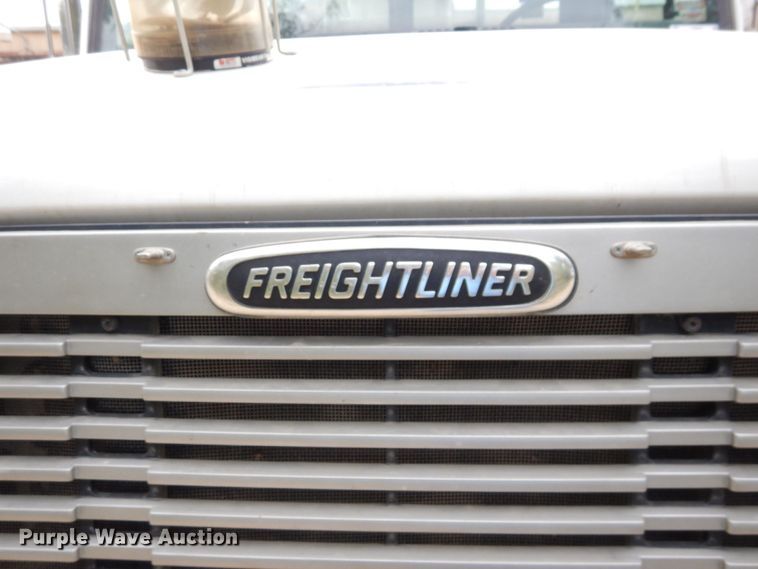 image for item LY9225 2001 Freightliner FL70  digger derrick truck